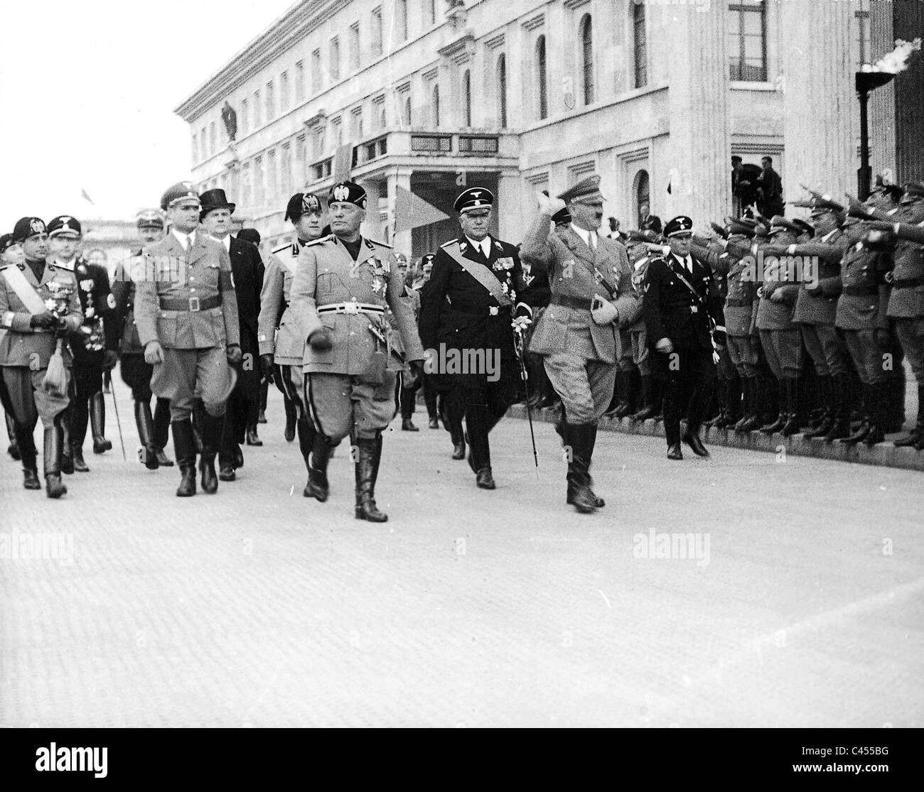 Hitler e Mussolini sul Koenigsplatz a Monaco di Baviera 1937 Foto Stock