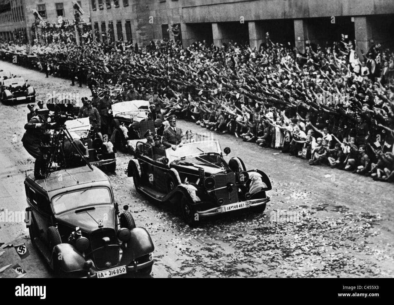 Adolf Hitler in auto parade attraverso Berlino dopo la campagna francese, 1940 Foto Stock