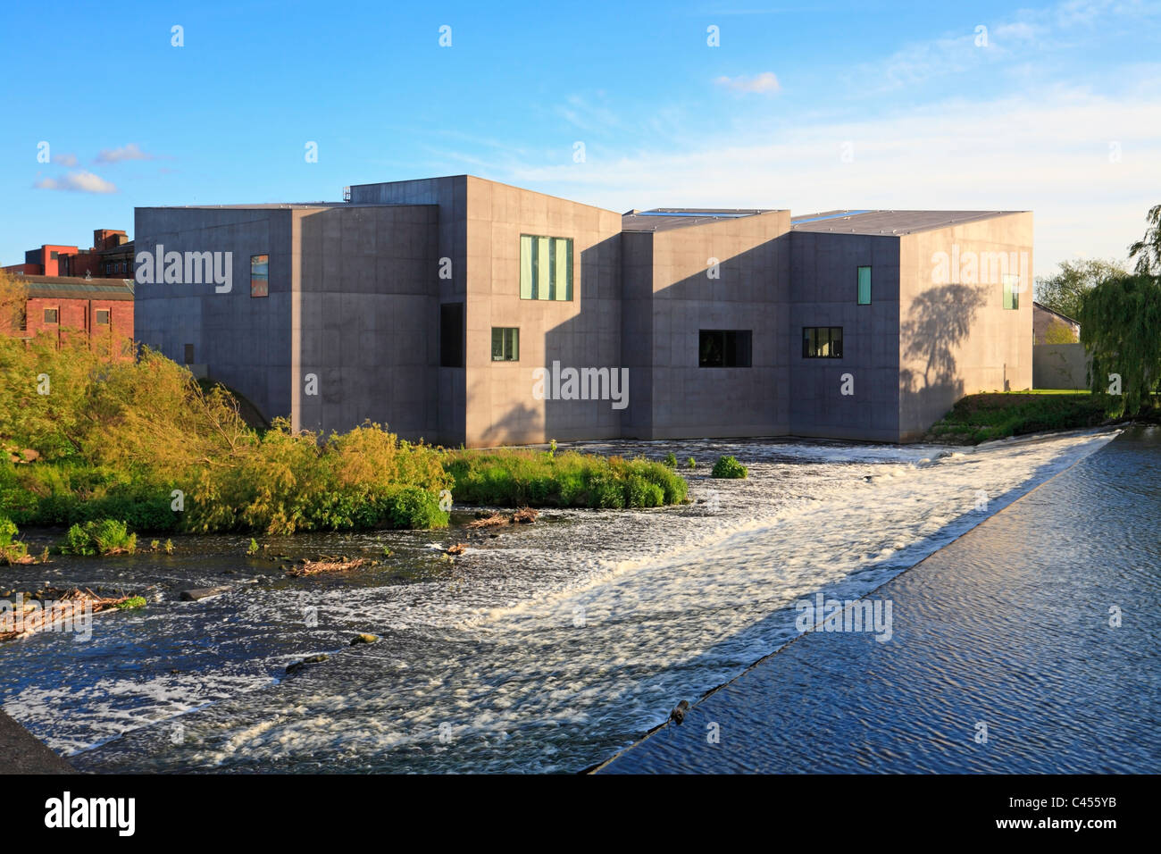 La Hepworth Wakefield e il fiume Calder weir, Wakefield, West Yorkshire, Inghilterra, Regno Unito. Foto Stock