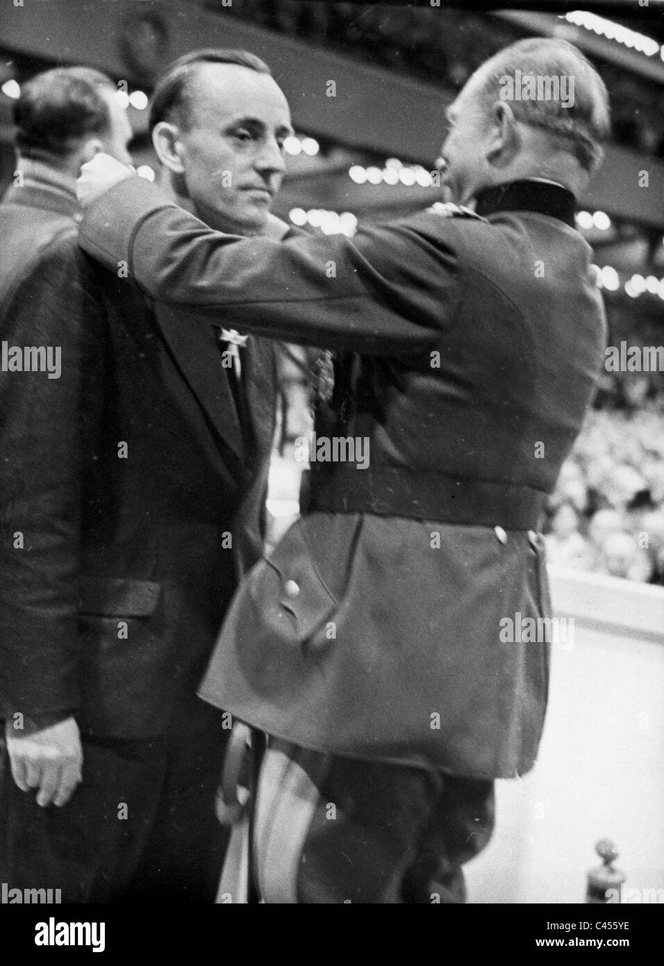 Heinz Guderian presenta il cavaliere del croce di guerra Croce di Merito nel Palazzo dello Sport di Berlino, 1943 Foto Stock