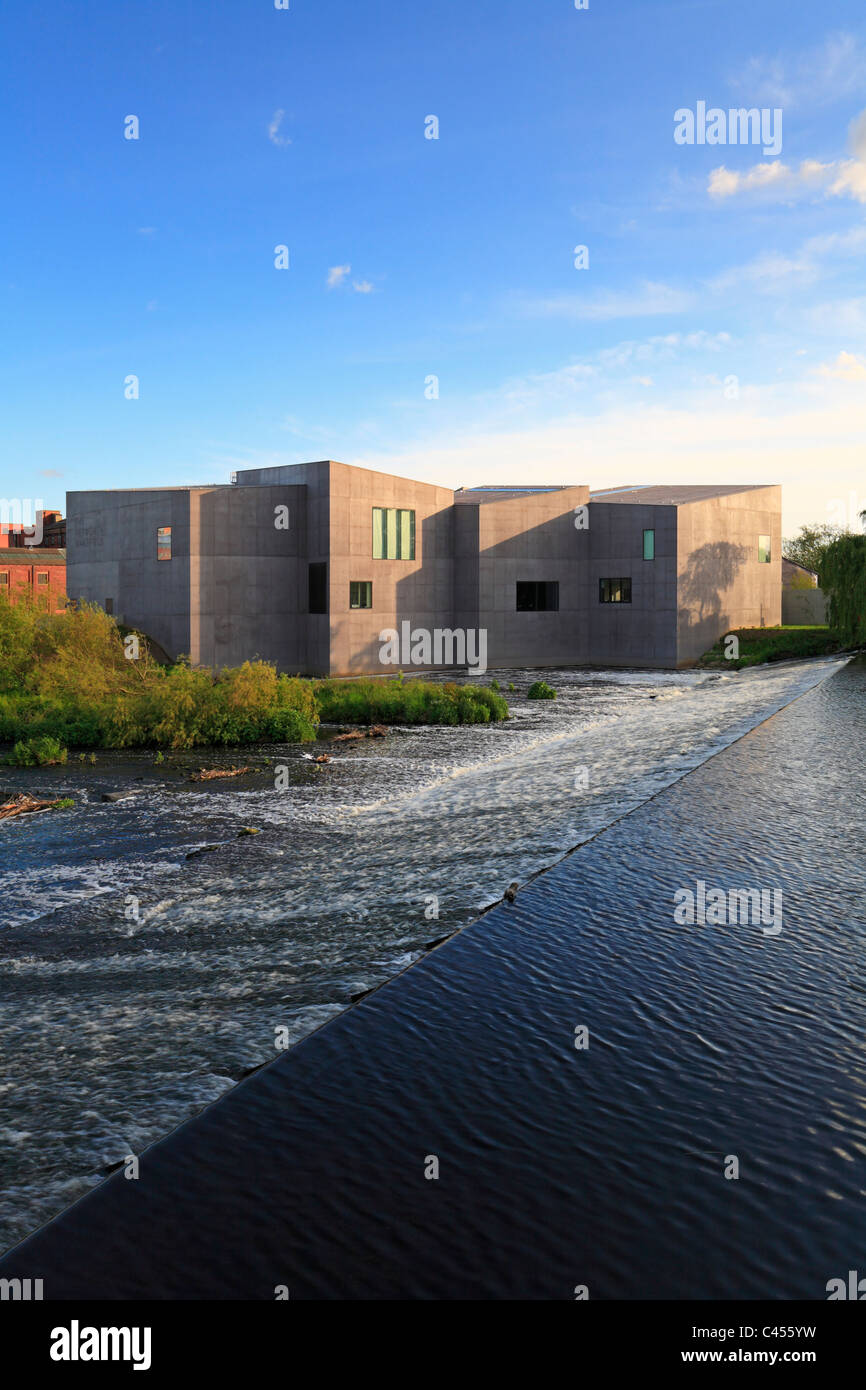 La Hepworth Wakefield e il fiume Calder weir, Wakefield, West Yorkshire, Inghilterra, Regno Unito. Foto Stock