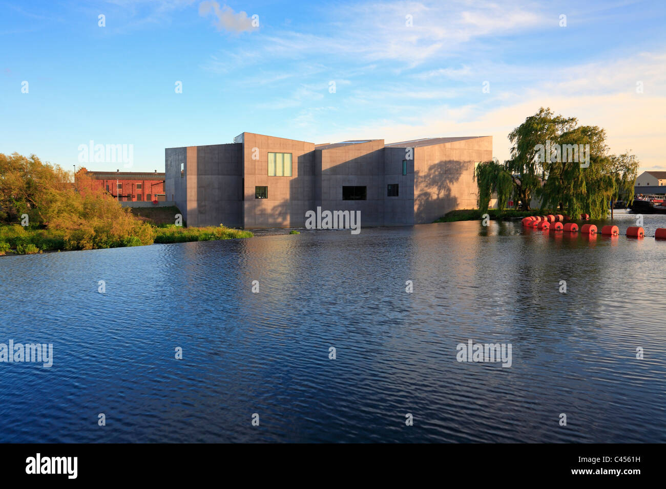 La Hepworth Wakefield e il fiume Calder, Wakefield, West Yorkshire, Inghilterra, Regno Unito. Foto Stock