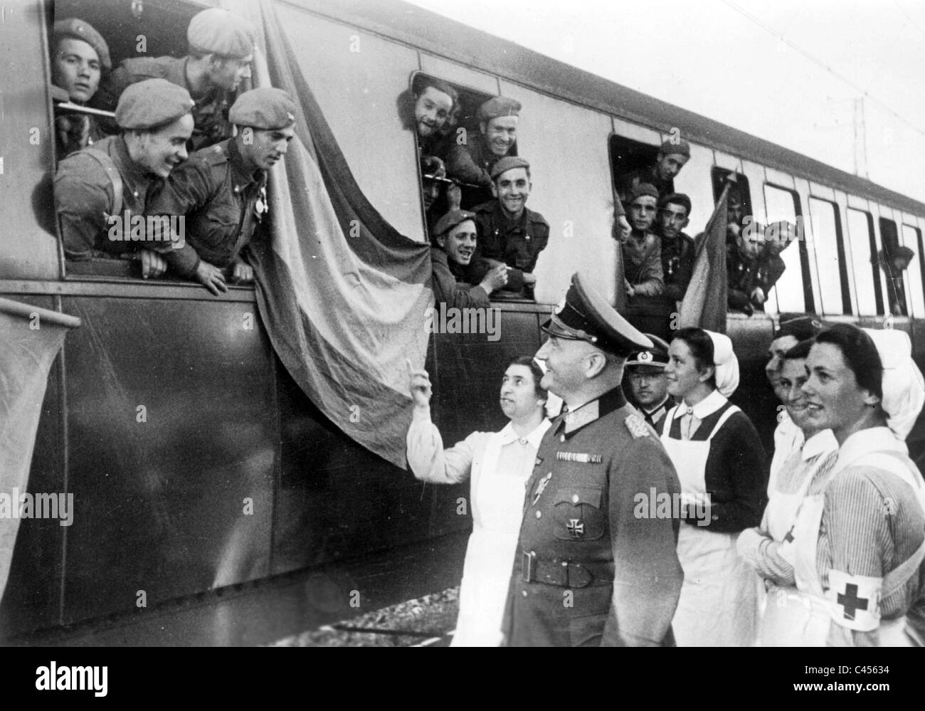Volontari spagnoli sono ricevuti in corrispondenza del confine Spanish-French, 1941 Foto Stock