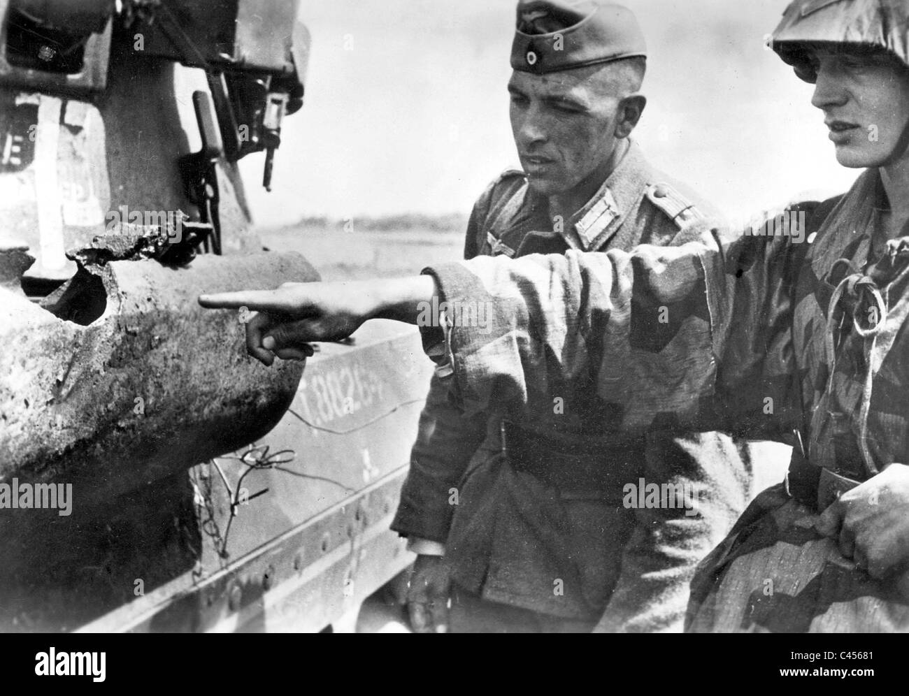 I soldati tedeschi guardare a un serbatoio di Russo, 1943 Foto Stock