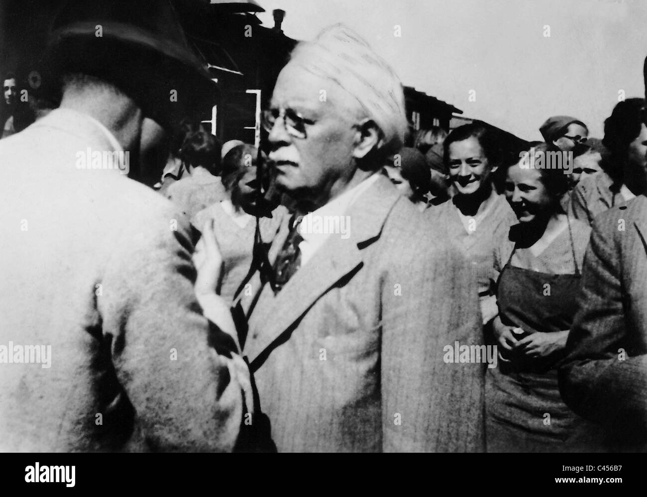 David Lloyd George visitando una donna labour camp, 1936 Foto Stock