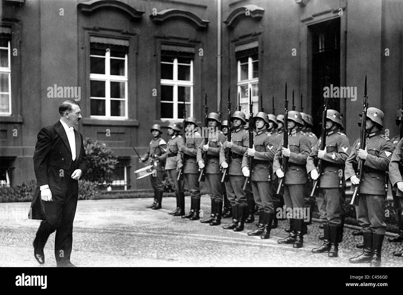 Adolf Hitler in cappotto di coda, con guardia d'onore, 1934 Foto Stock