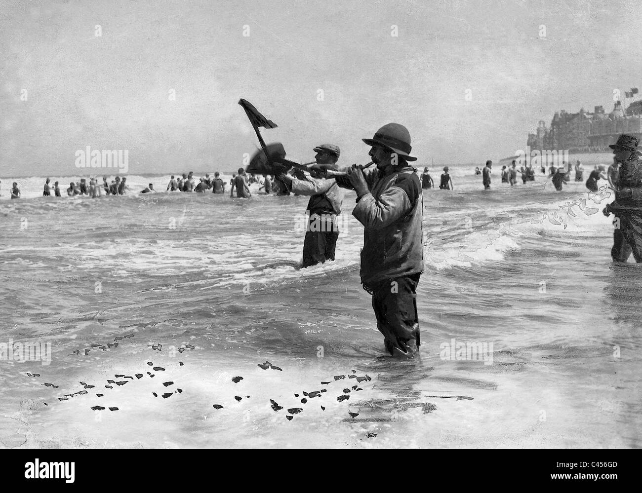 Protezioni Flood in una località francese sull'Atlantico, 1926 Foto Stock