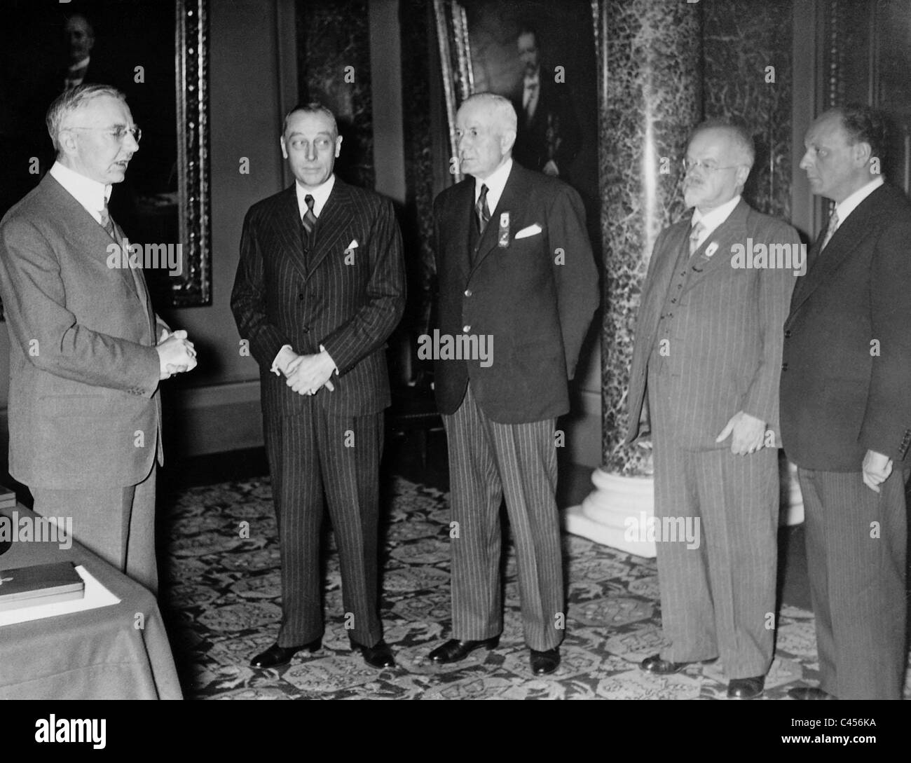 Hjalmar Schacht, Frederik van Vlissingen, Thomas Watson, Abramo Frowein e Pierre Vasseur, 1937 Foto Stock