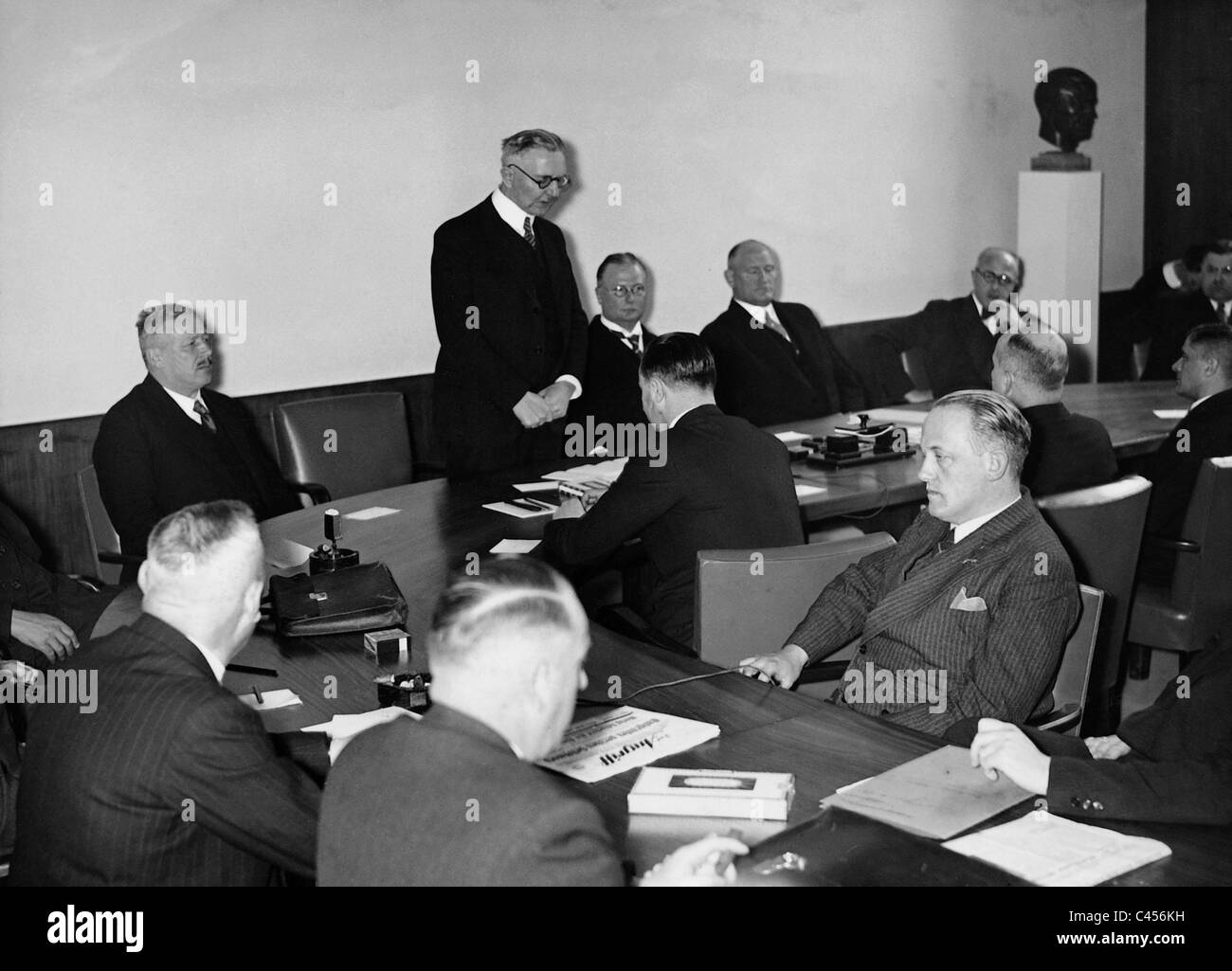 Hjalmar Schacht alla sedicesima riunione annuale delle Casse di Risparmio tedesche e Giro Association, 1935 Foto Stock