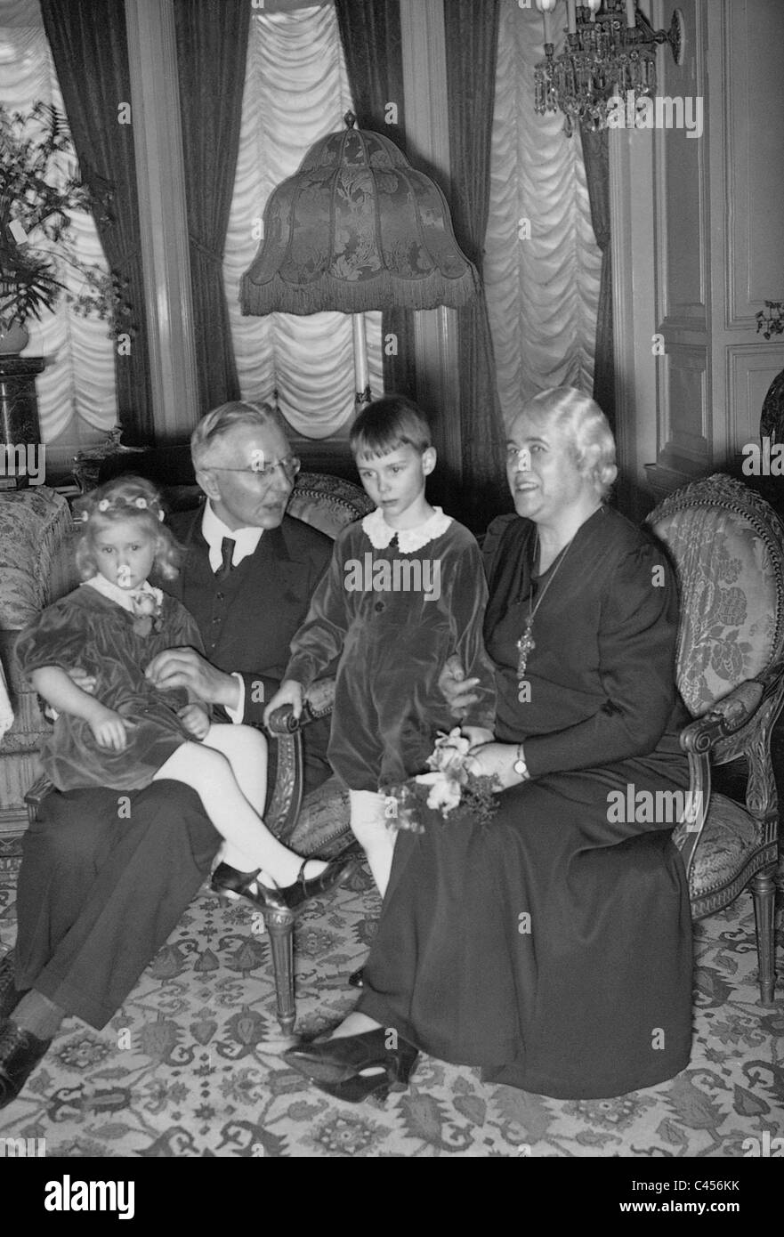 Hjalmar Schacht con la famiglia 1937 Foto Stock