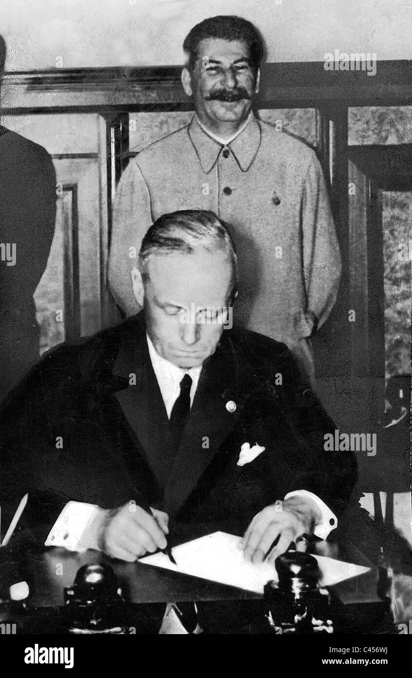 Stalin e Ribbentrop al momento della firma del patto Hitler-Stalin Foto Stock