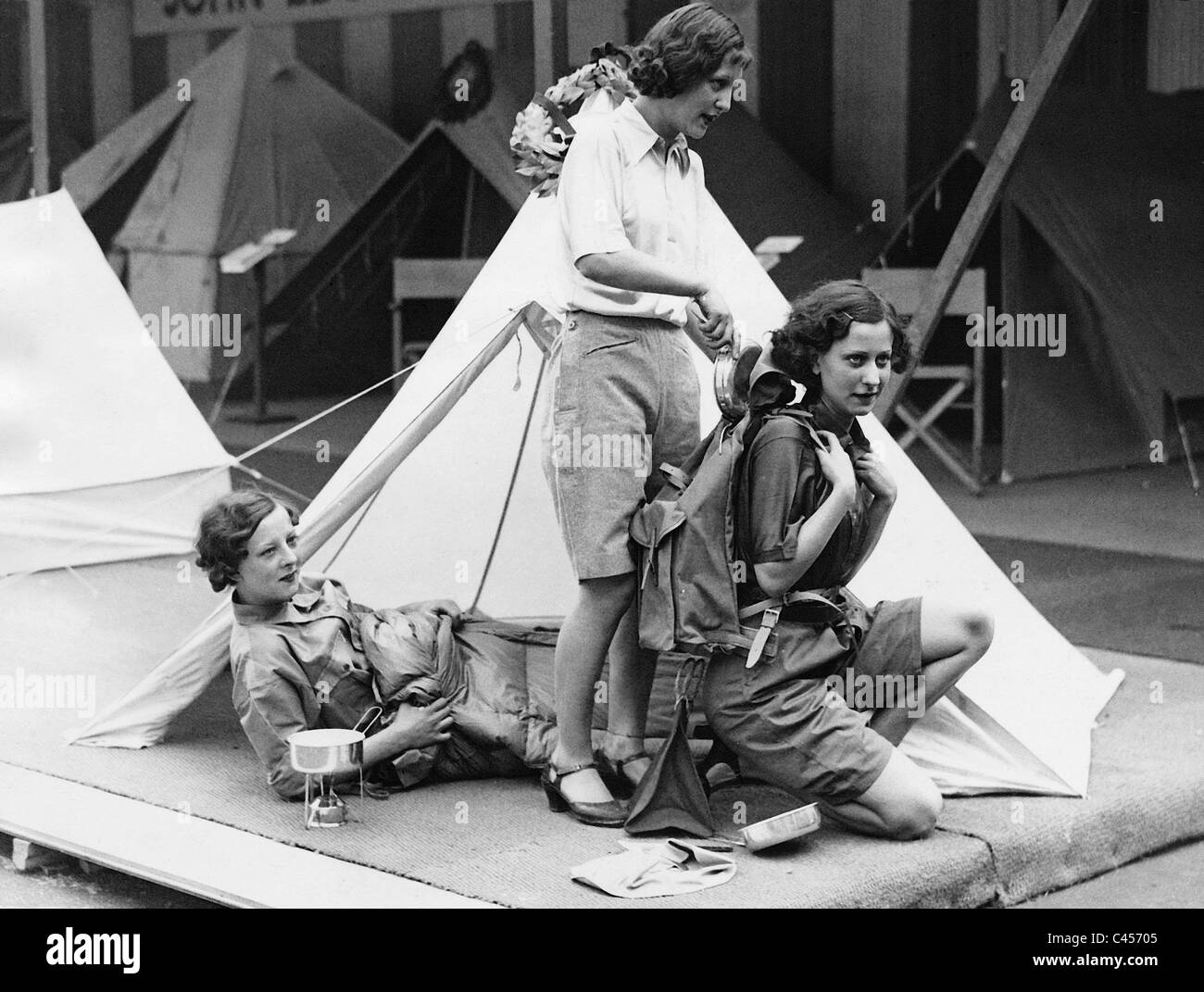 Le donne al di fuori di una tenda, 1934 Foto Stock