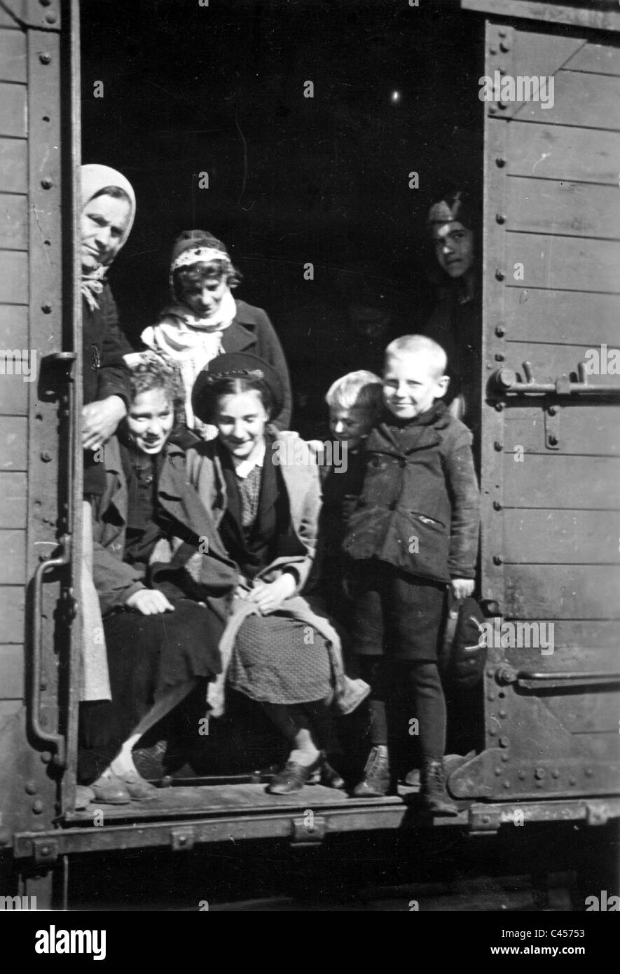 Il russo "volontari" con i loro figli in un treno speciale presso la frontiera del Reich, 1942 Foto Stock