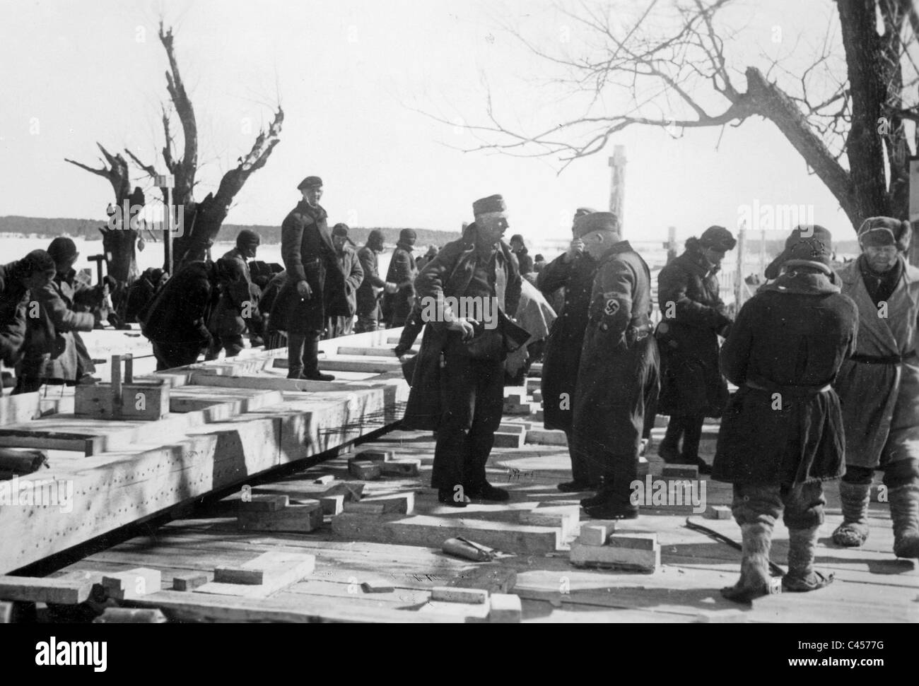 Federazione lavoratori forzati costruire un ponte di legno, 1942 Foto Stock