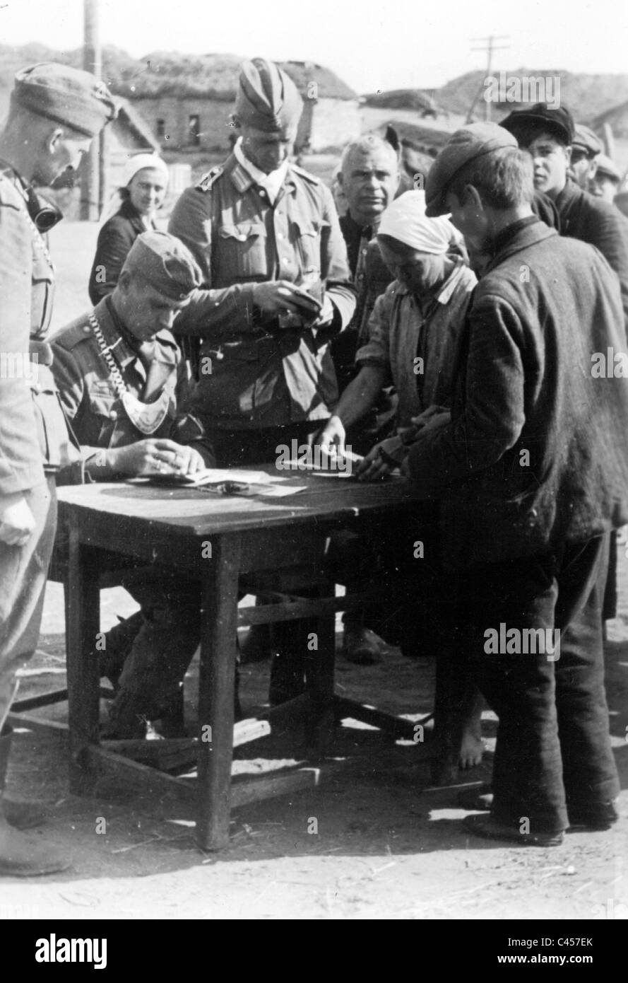 Registrazione dei rifugiati nel centro di detenzione di Kurbatowo, 1942 Foto Stock