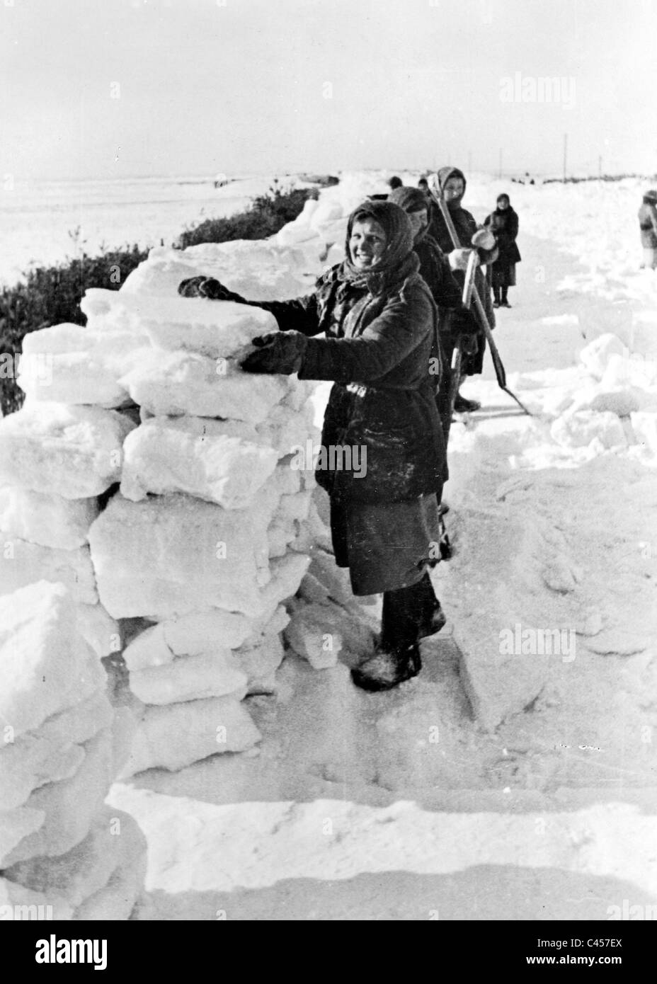 Lavoratori forzati costruire muri di neve contro la neve derive, 1943 Foto Stock