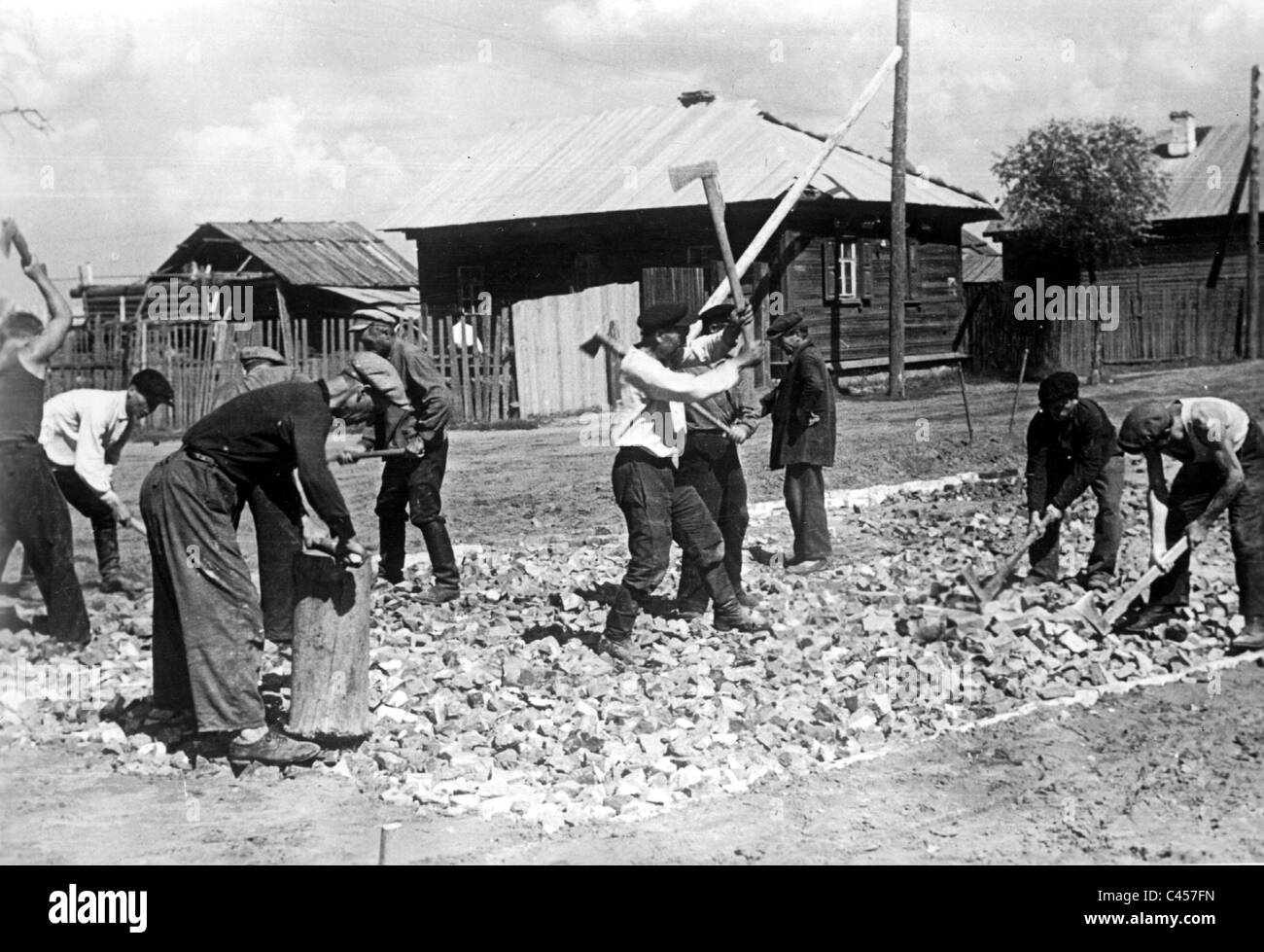 Assegnazione del lavoro di civili russi in strada, 1941 Foto Stock