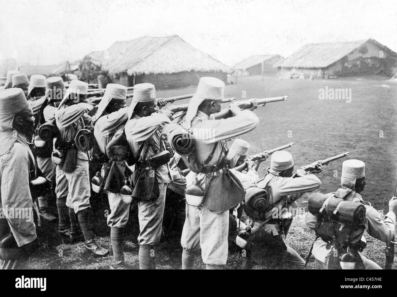 Askaris presso un poligono di tiro in tedesco in Africa orientale, 1906 Foto Stock