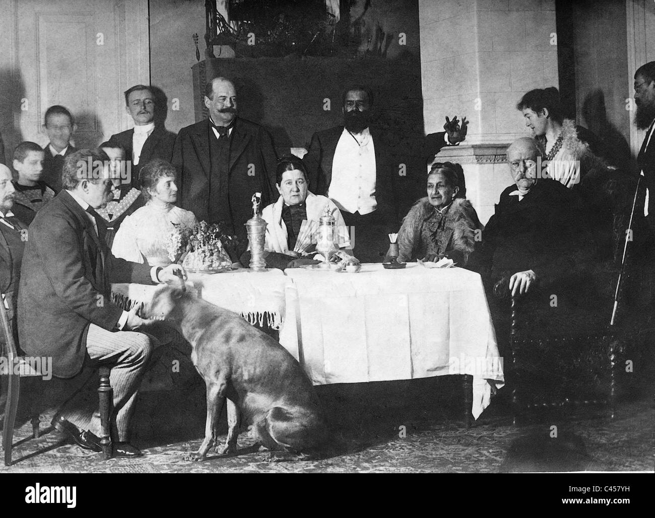 Otto von Bismarck con la famiglia e gli amici, 1890 Foto Stock