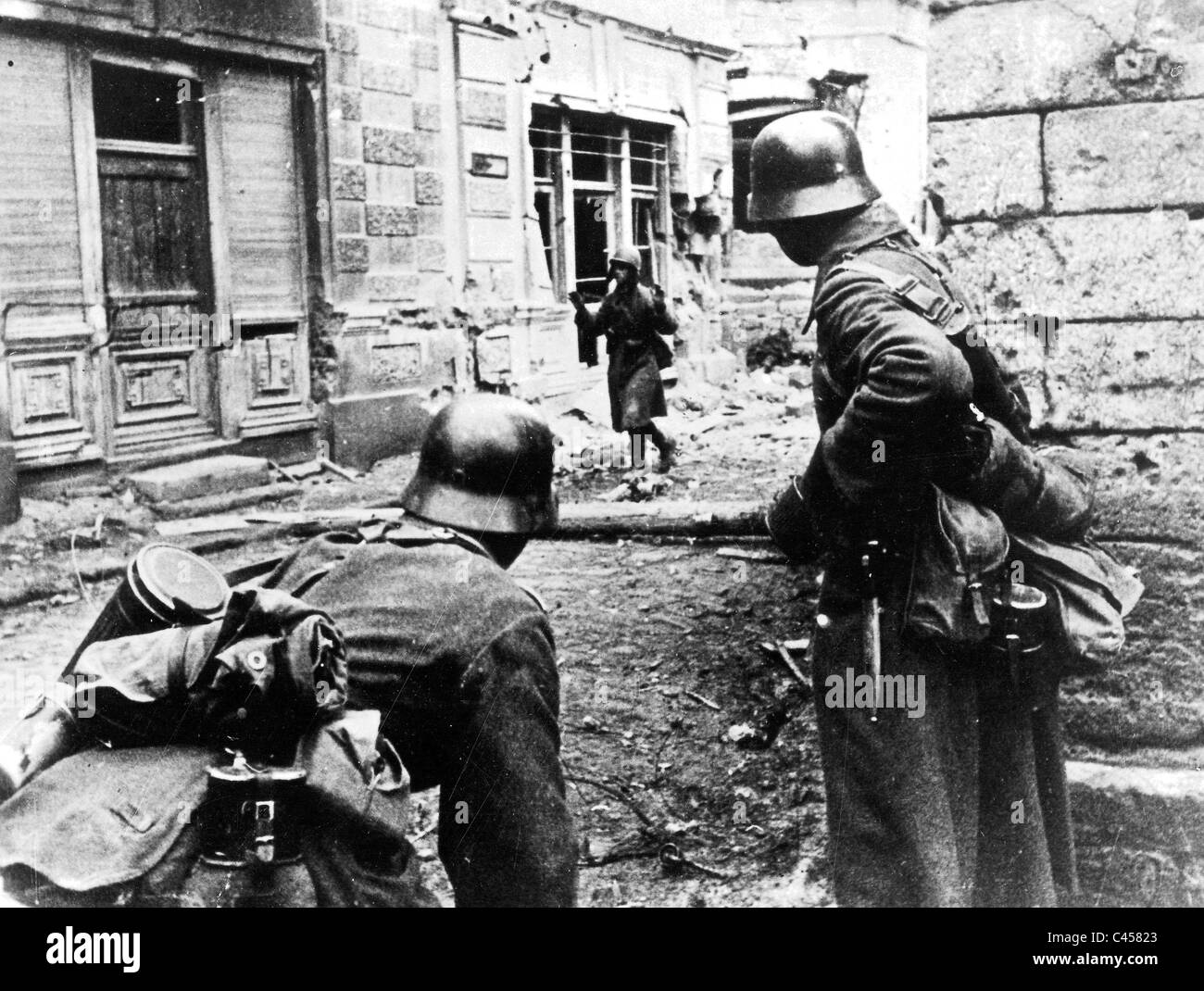 Un soldato russo si arrende al nazista di soldati tedeschi Foto Stock