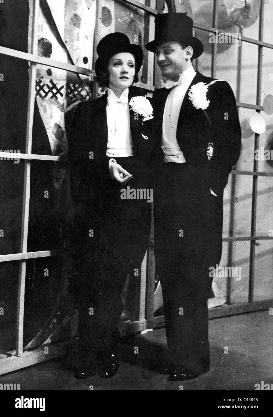 Marlene Dietrich con Willi Forst nel tailcoat (1931) Foto Stock
