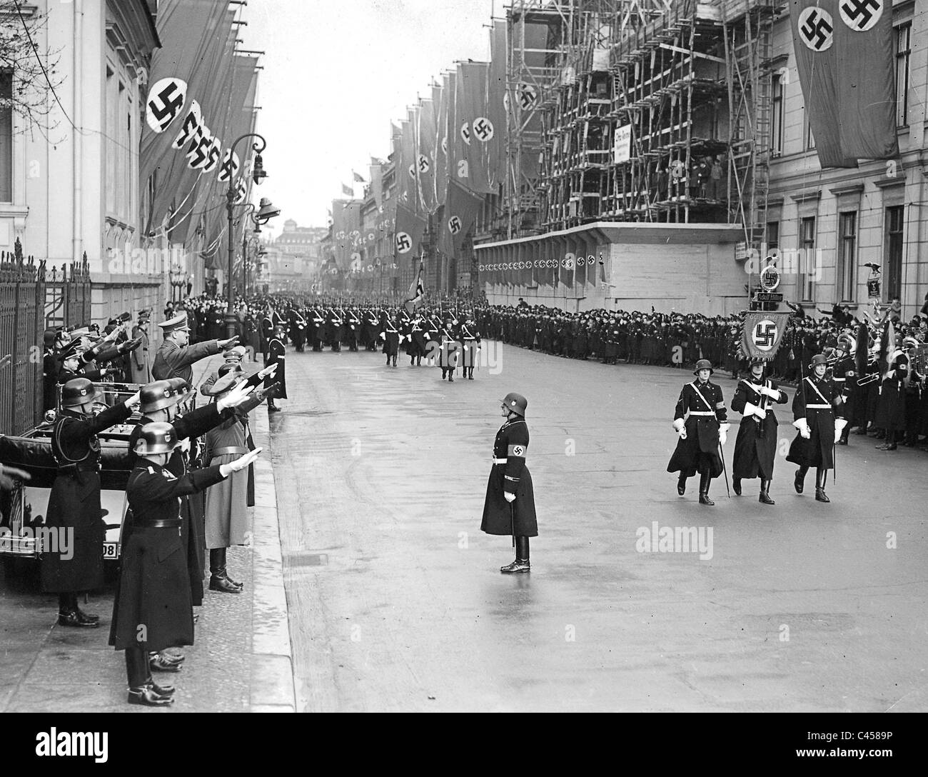 Sepp Dietrich annuncia ad Adolf Hitler SS-guardia del corpo personale reggimento in occasione dell'anniversario dell'nazisti il sequestro di potenza, Foto Stock