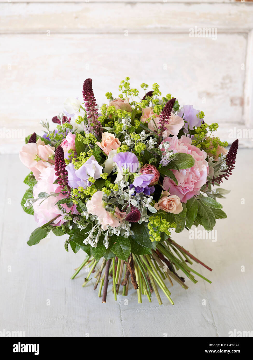 Bouquet di fiori tra cui alchemilla, rosa peonia, iysimachia, sweetpea Foto Stock