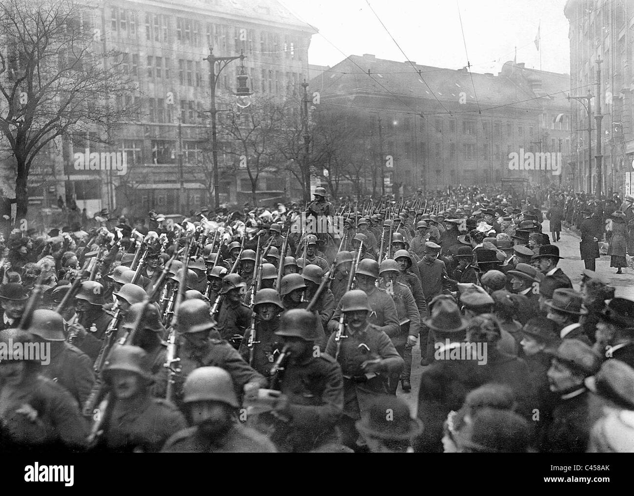 Le truppe di ritorno a casa dopo la prima guerra mondiale, 1918 Foto Stock