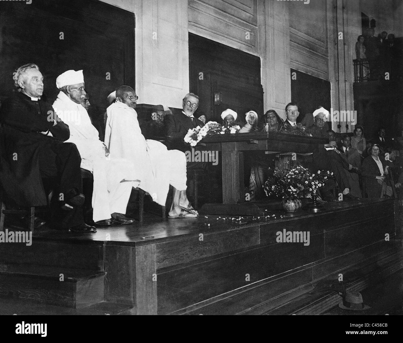 Il Mahatma Gandhi, Laurence Housman, Madeleine Slade e Sarojini Naidu presso i quaccheri a Londra, 1931 Foto Stock