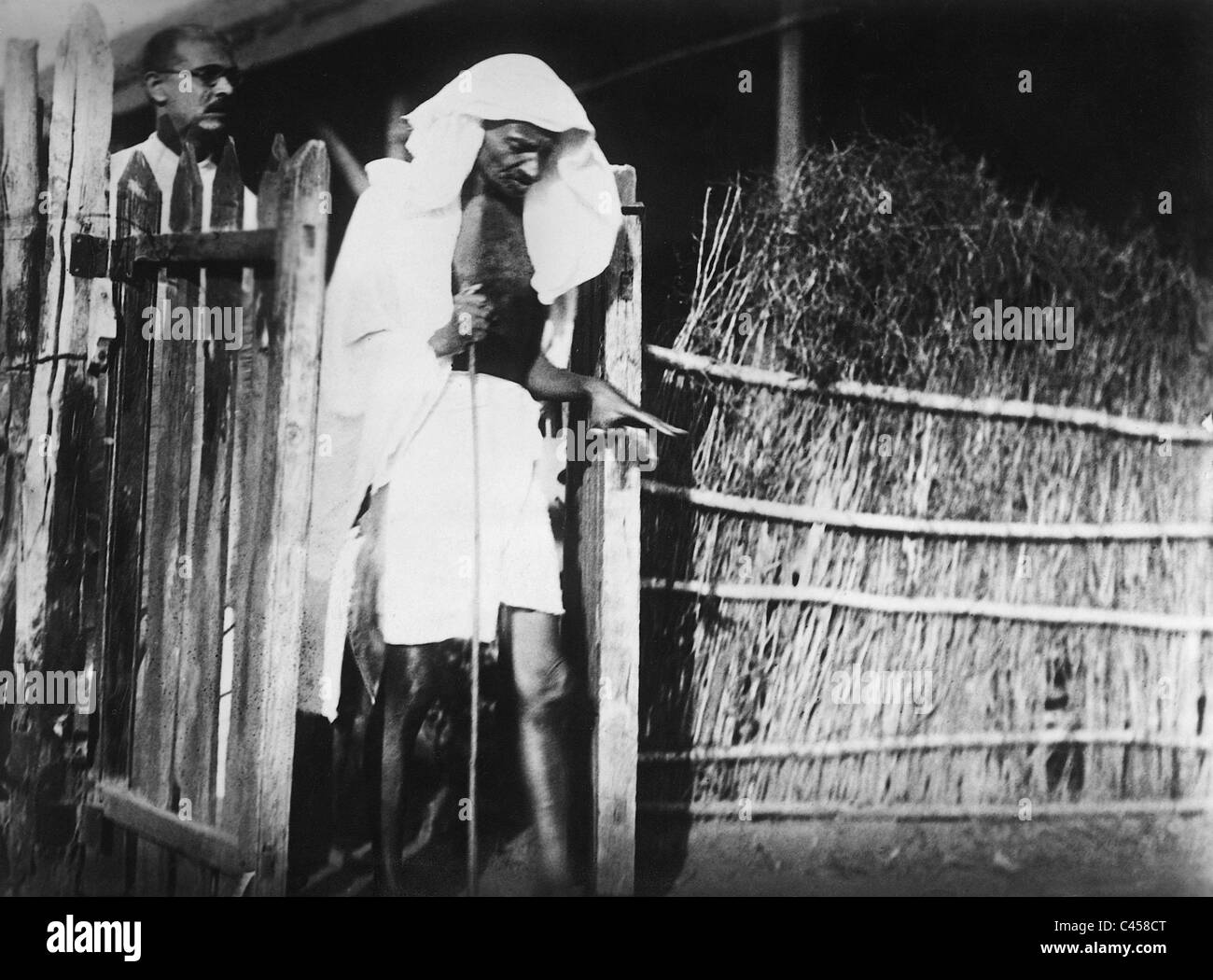 Il Mahatma Gandhi con il suo segretario facendo una passeggiata, 1930 Foto Stock