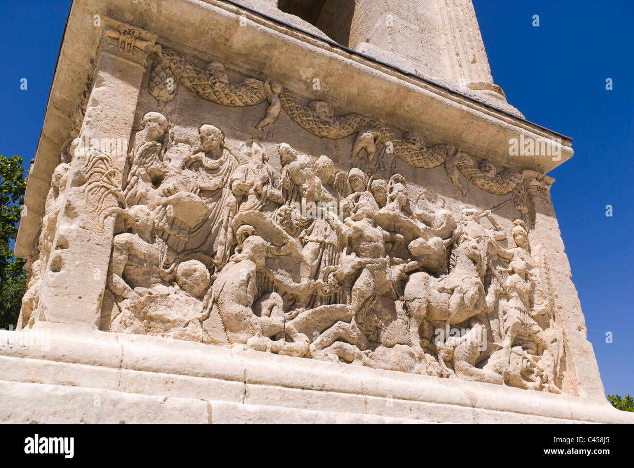 Pannello est dello zoccolo di base del mausoleo del Julii. Glanum, San Remo, Francia. 1CTF. Foto Stock
