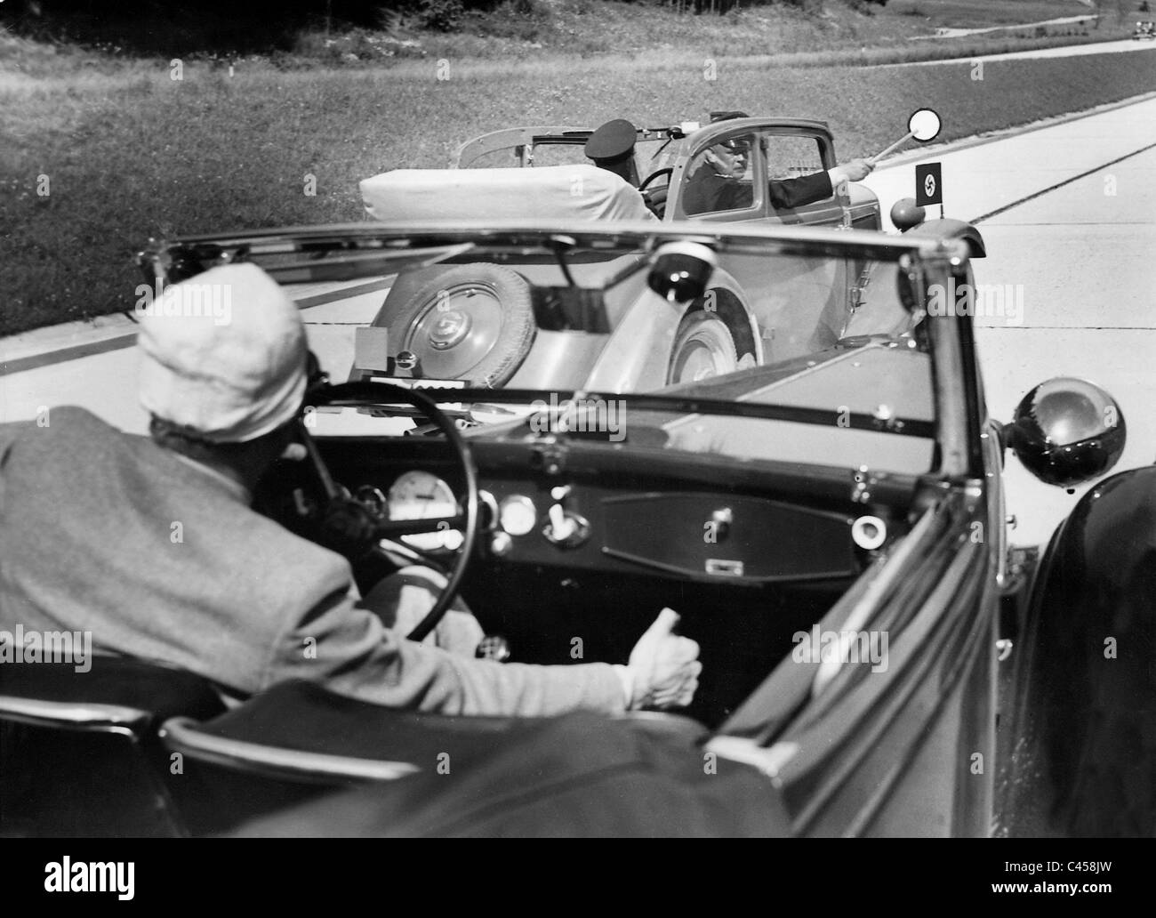 Il controllo del traffico sulla strada statale nei pressi di Monaco di Baviera, 1937 Foto Stock