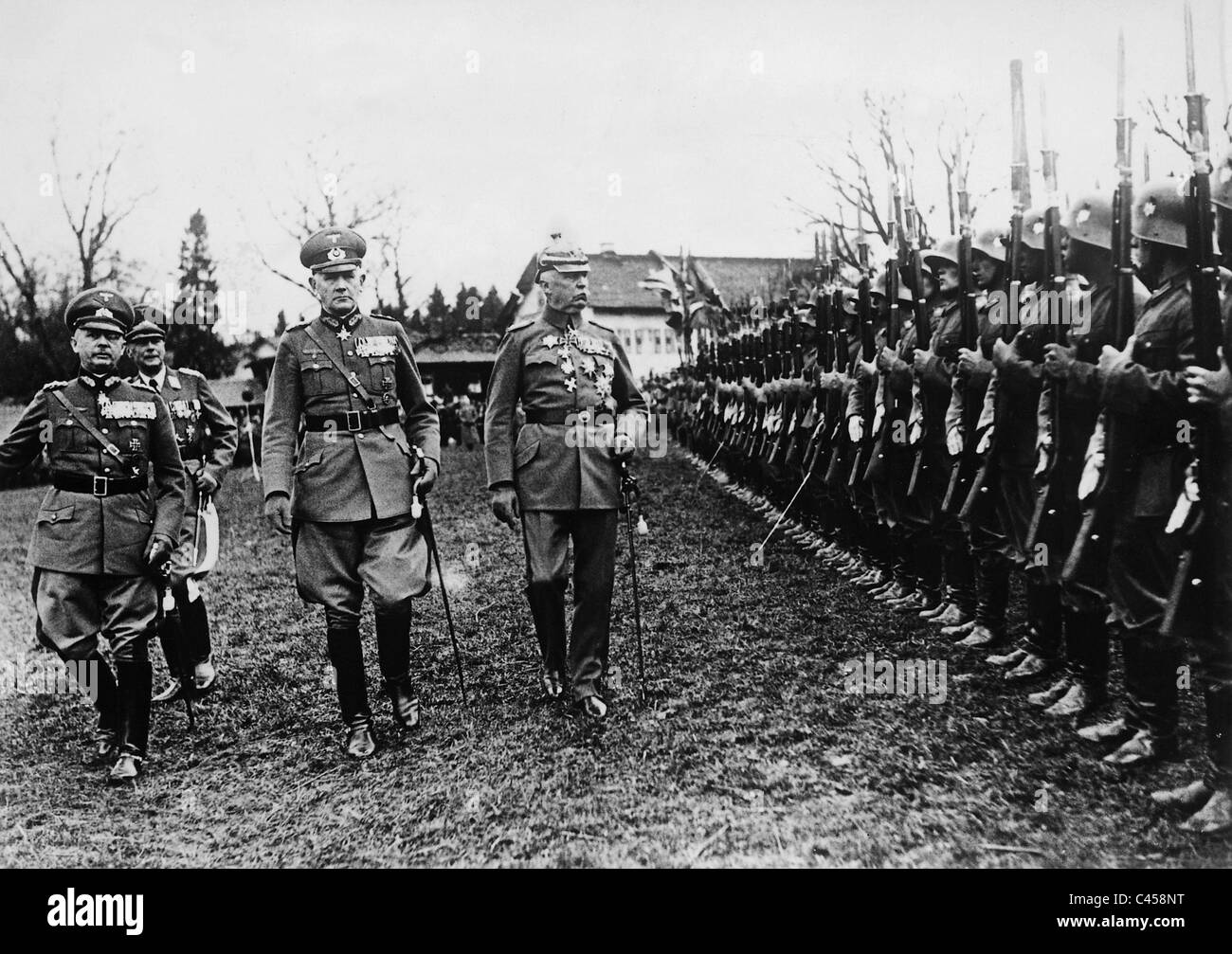 Erich Ludendorff passa con von Blomberg e von Fritsch prima di una Guardia d'onore, 1935 Foto Stock