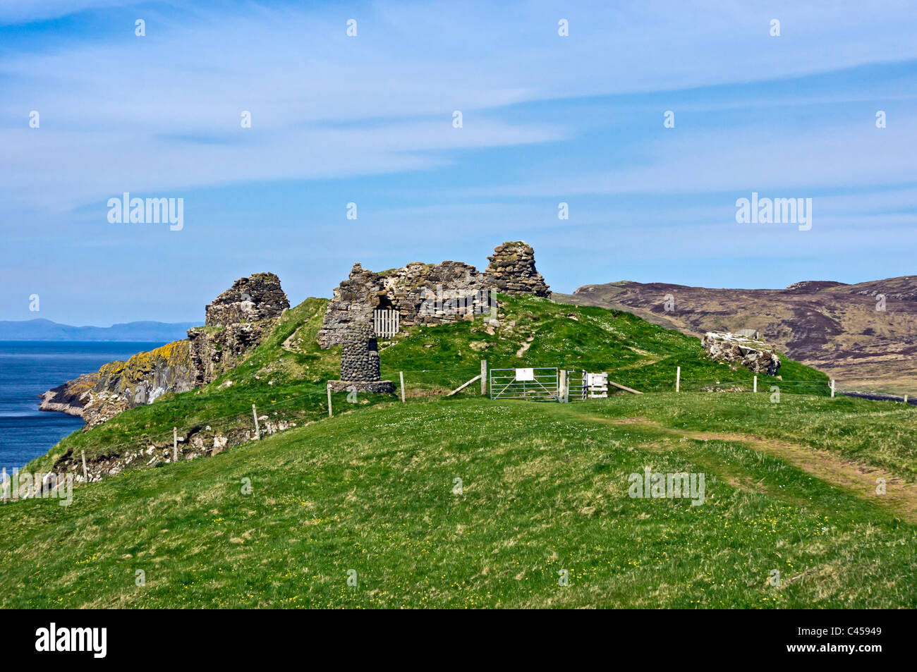Il castello di Duntulm rovina nella parte settentrionale della penisola di Trotternish nell'Isola di Skye in Scozia Foto Stock