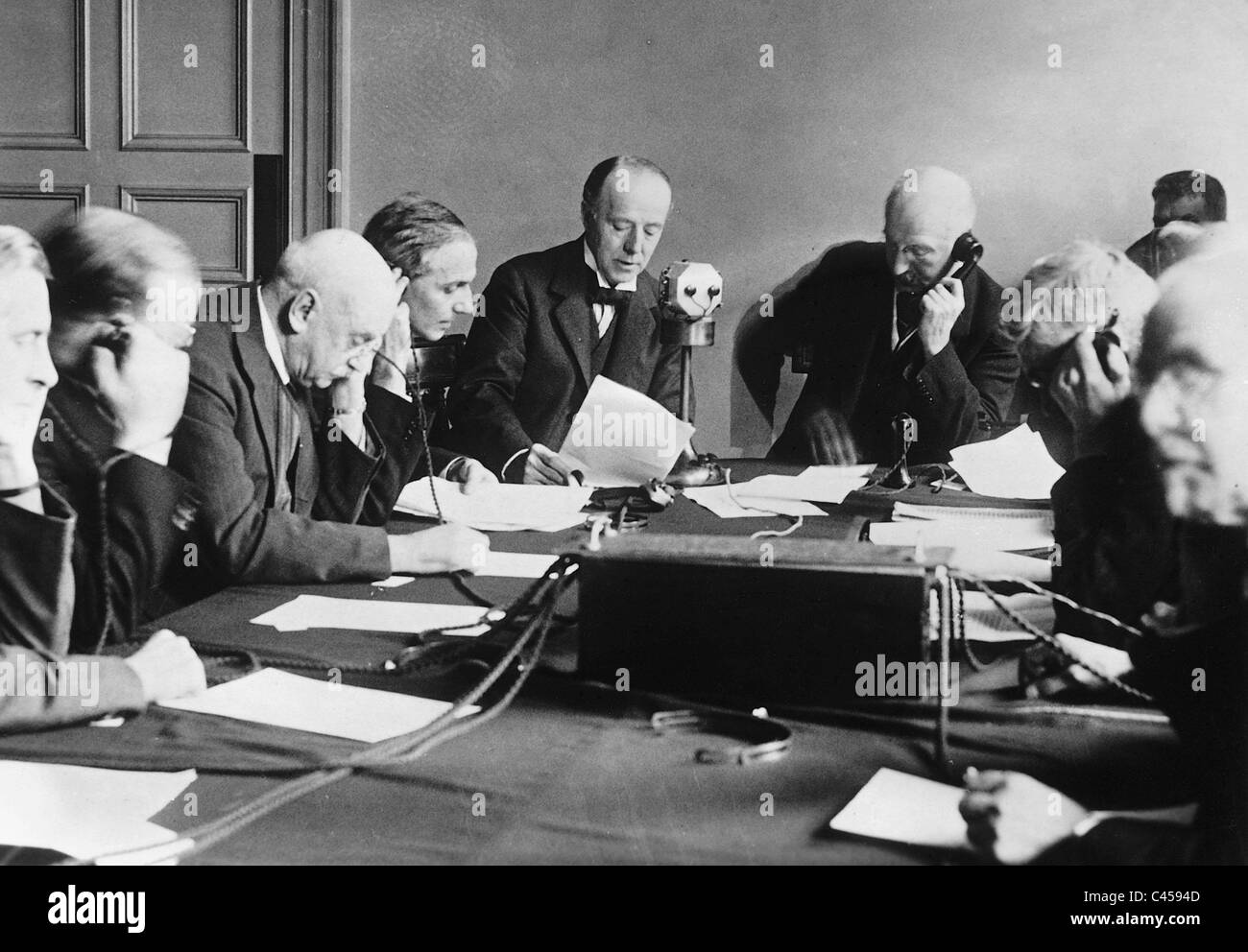 Sir Runciman durante una chiamata in conferenza, 1932 Foto Stock