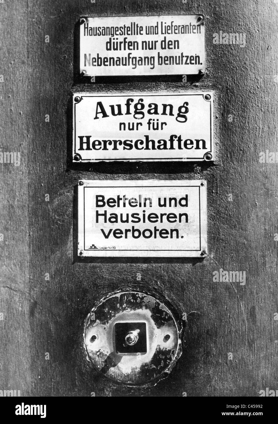 Bell e indicazioni su una porta anteriore a Berlino, 1900 Foto Stock