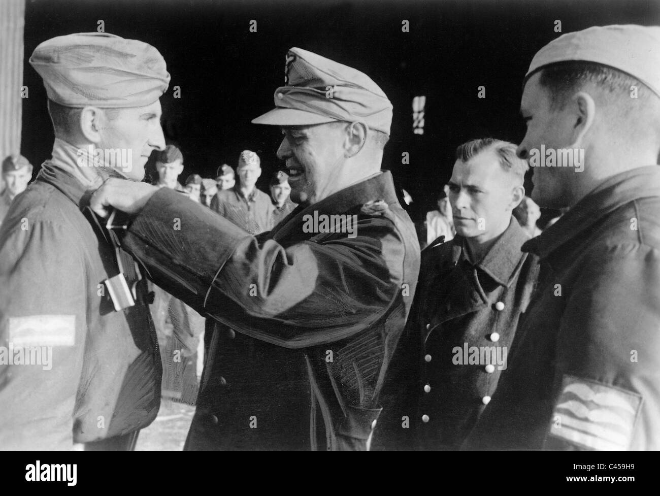 Albert Kesselring presenta il Tenente Fritz Dinger del cavaliere Croce, 1942 Foto Stock