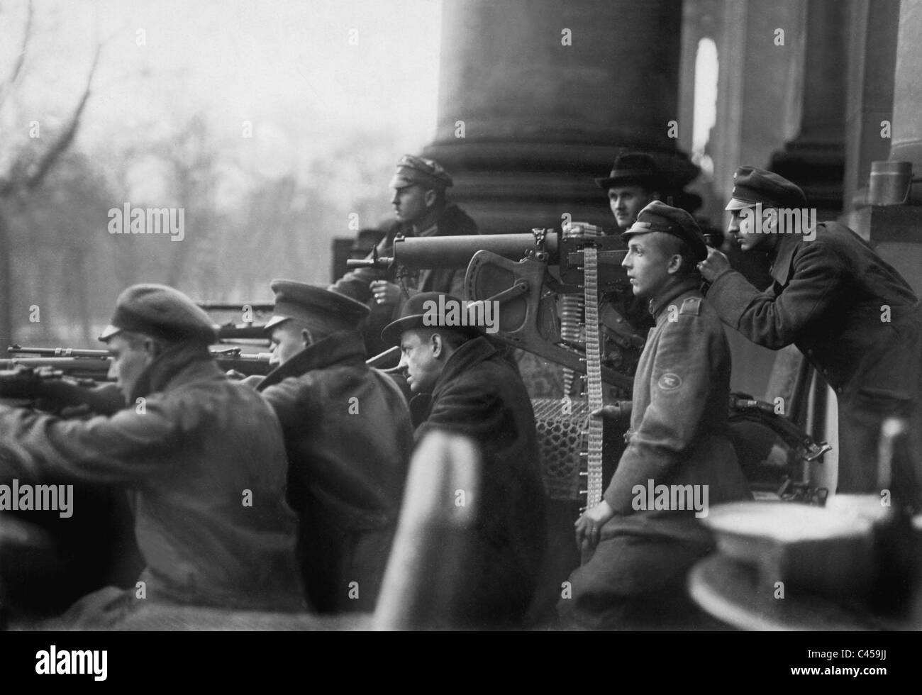 Sostenitore del popolo della divisione della marina di fronte al palazzo di Berlino, 1918 Foto Stock