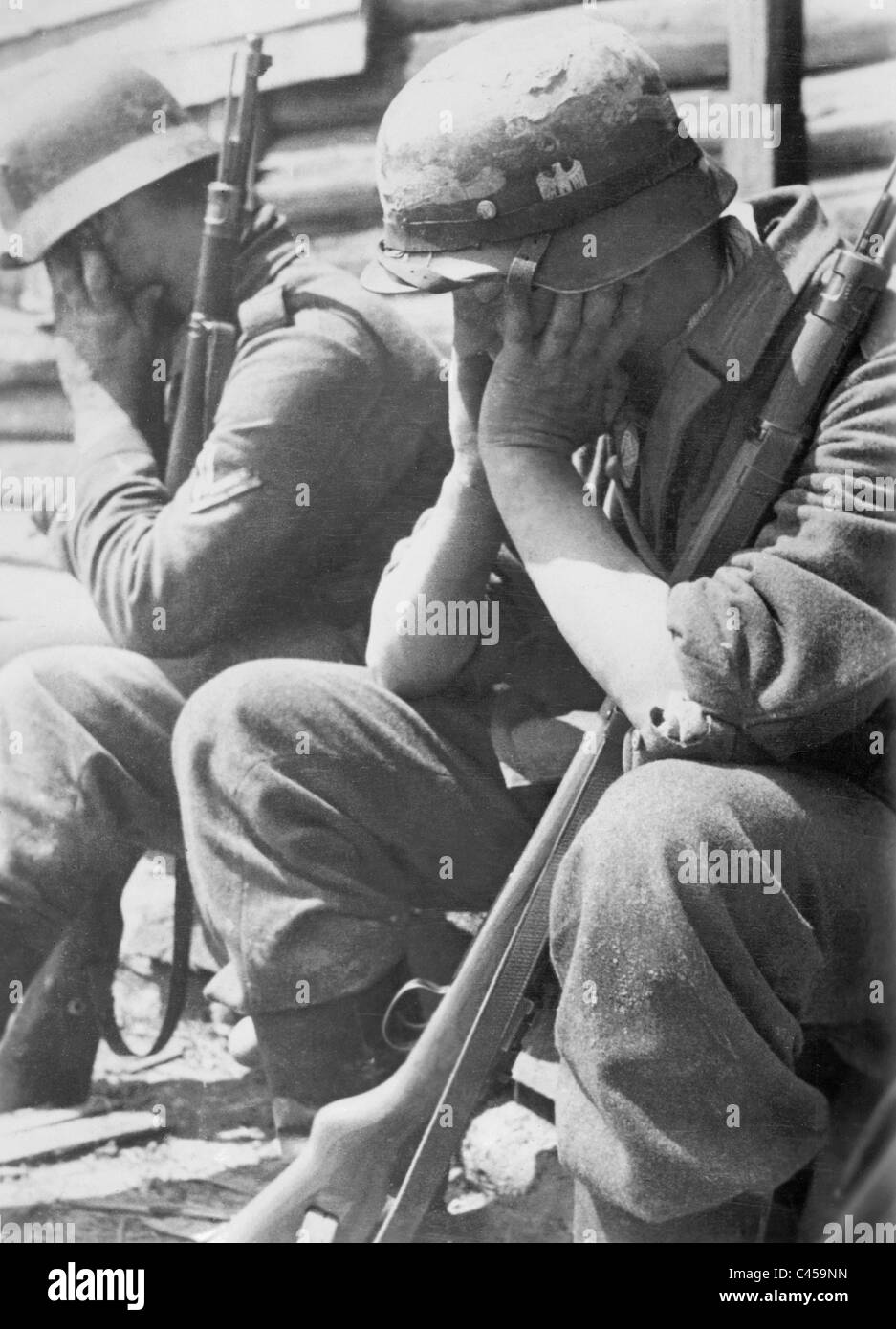 I soldati tedeschi dormire seduto giù sul Fronte Orientale, 1942 Foto Stock