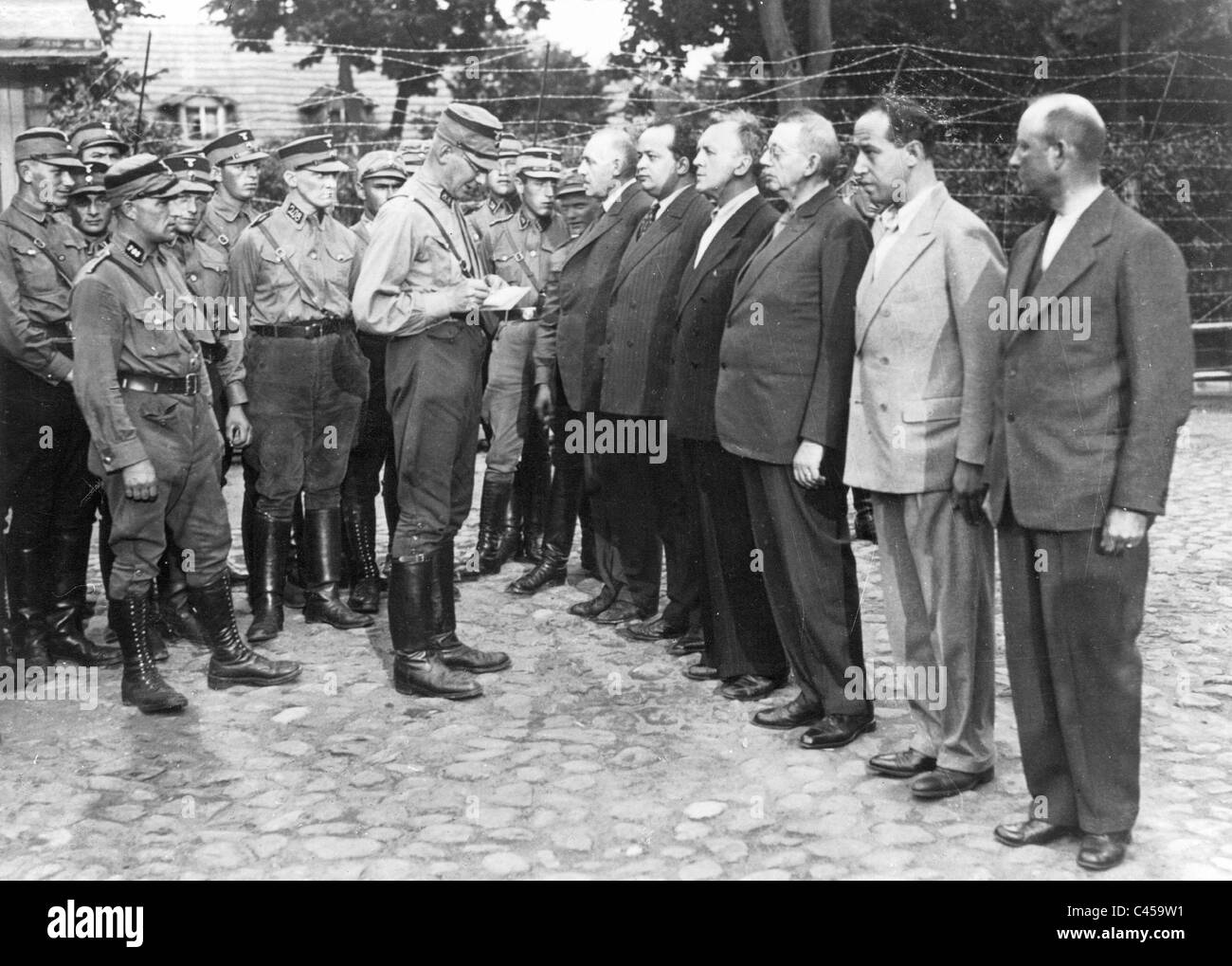 Prigionieri di spicco provenienti dalla radio e dalla politica nel campo di concentramento di Oranienburg, 1933 Foto Stock