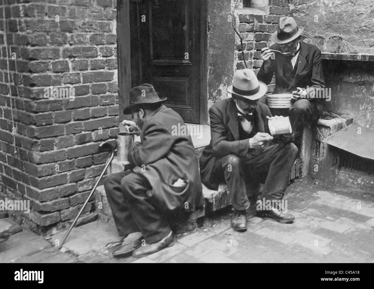 Le persone in stato di bisogno su di una mensa a Berlino durante la crisi economica mondiale, 1932 Foto Stock