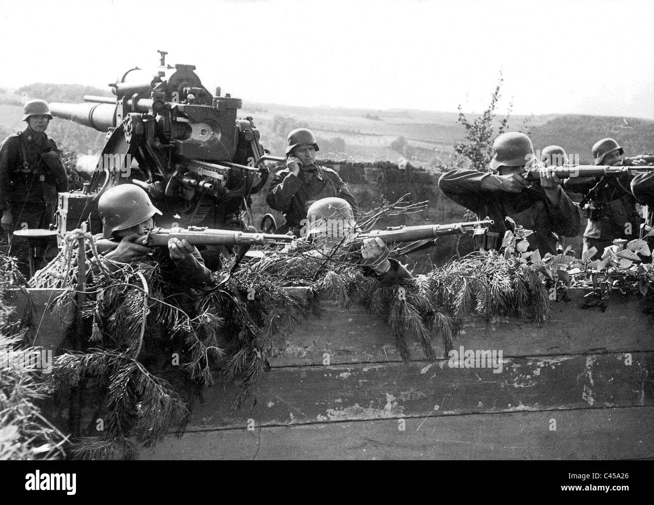 I soldati di un Tedesco pistola antiaerea esercitare la difesa antiaerea Foto Stock