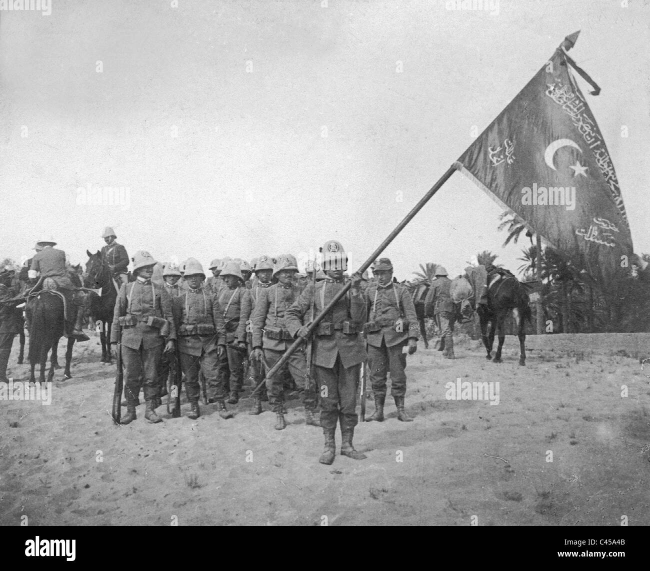 Le truppe italiane in Libia con un catturato bandiera delle truppe ottomane, 1911 Foto Stock
