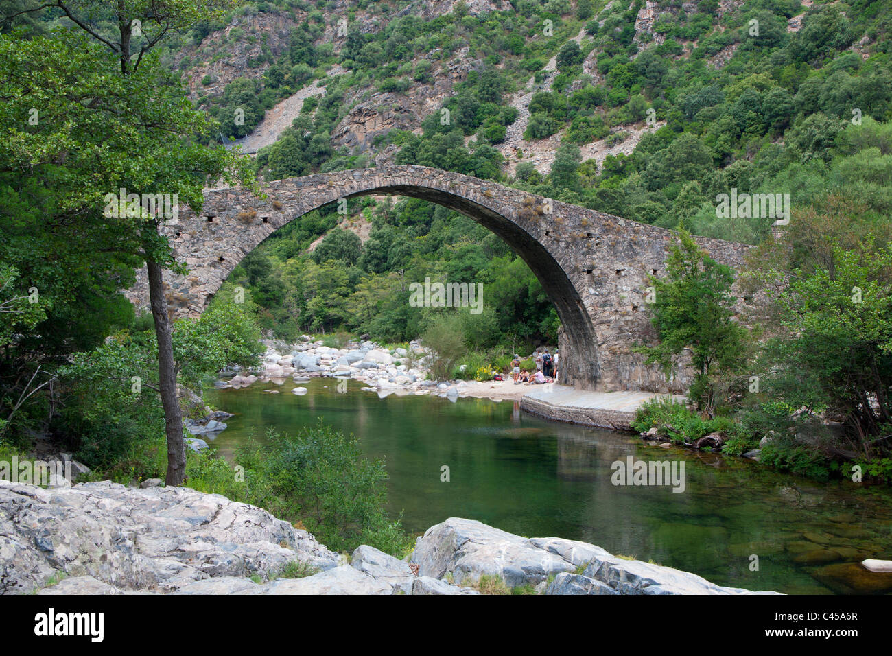 La Corsica, Ota Lonca River, vista del ponte di arco Foto Stock