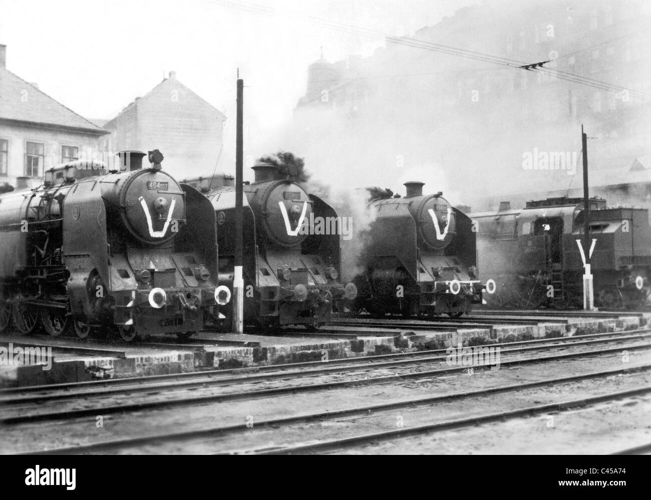 Locomotive decorate con una "V" per la stazione ferroviaria di Praga Foto Stock