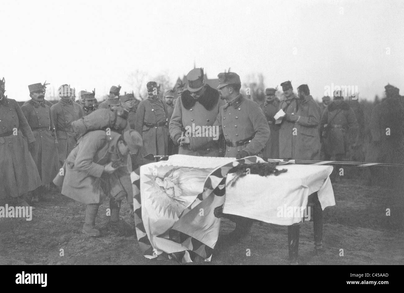 Maresciallo di Campo Roth presenta bandiere per un austriaco esercito territoriale reggimento, 1915 Foto Stock