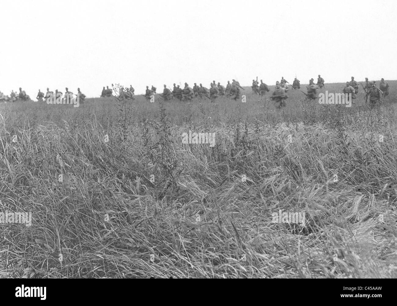 Avanzamento di fanteria austriaca sul fronte orientale, 1915 Foto Stock