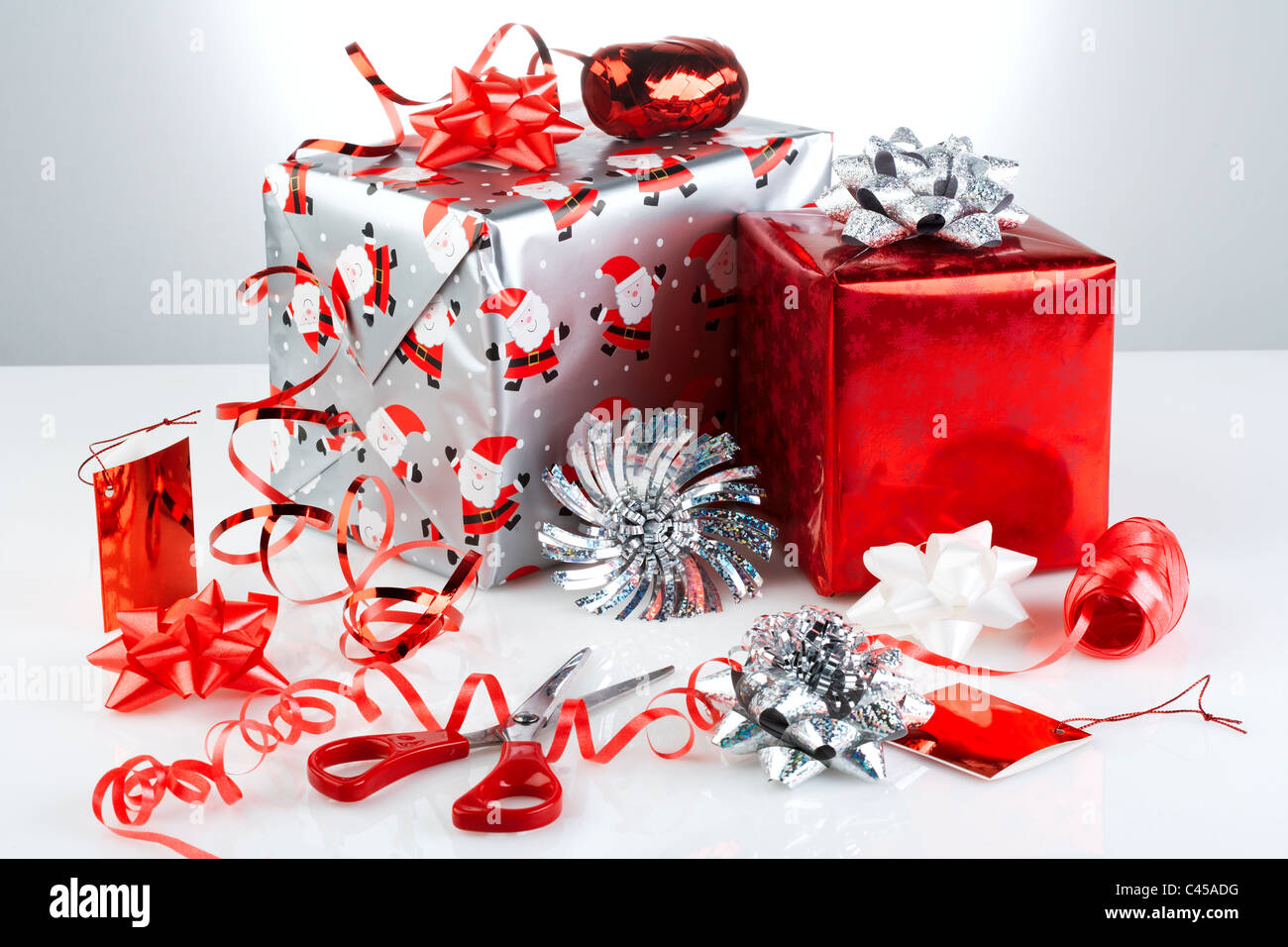 Regali di Natale con le forbici e decorazioni, close-up Foto Stock