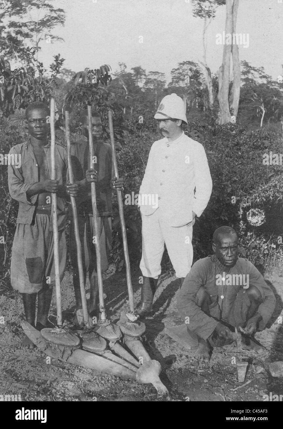 Ufficiale coloniale con i neri nella colonia belga del Congo, 1907 Foto Stock