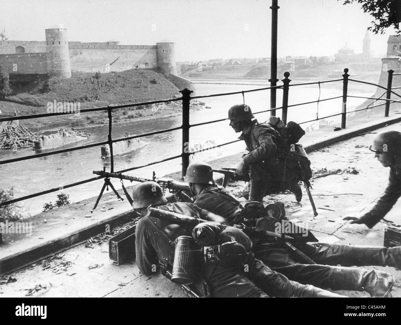 I soldati tedeschi sul Narva in Estonia, 1941 Foto Stock